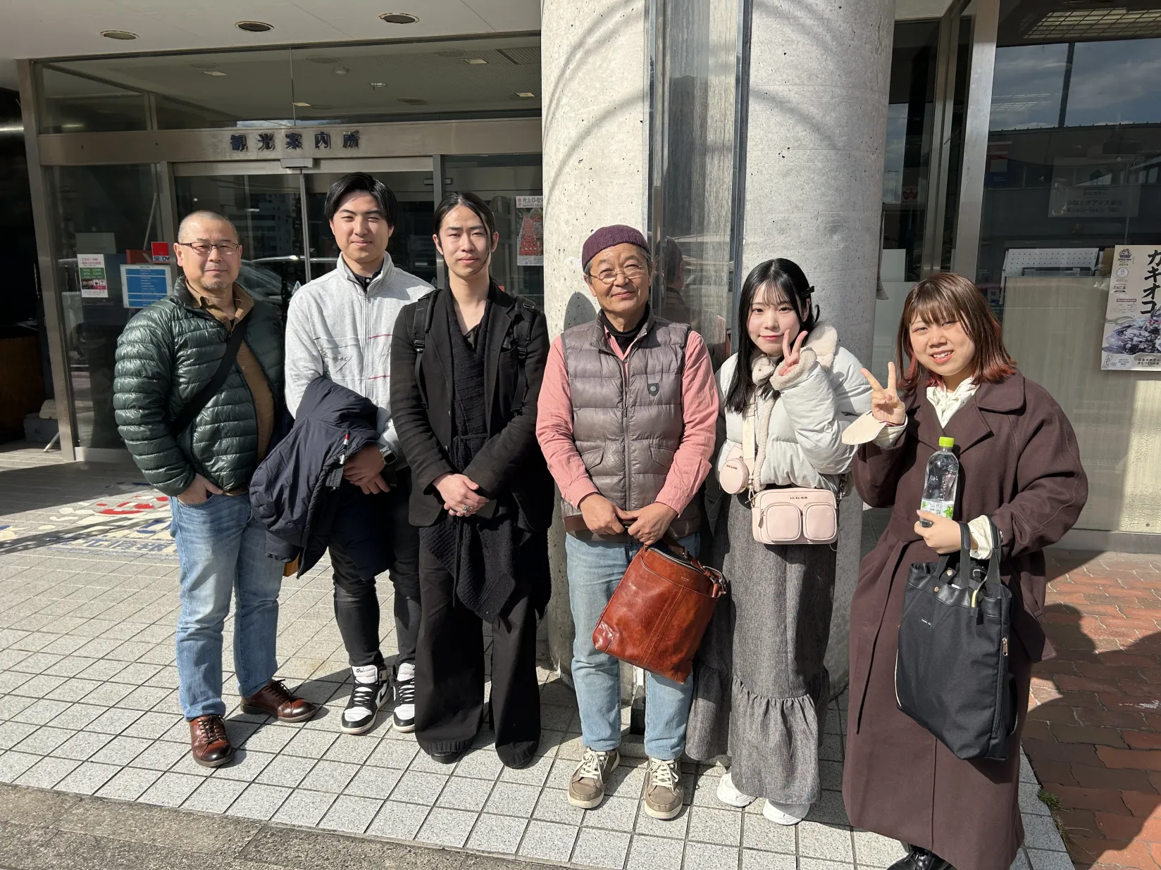 建物前の集合写真